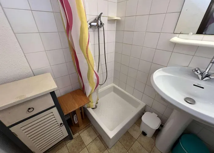 Appartement T2 Rdc Avec Parking, Proche Centre Et A - Fr-1-702-12